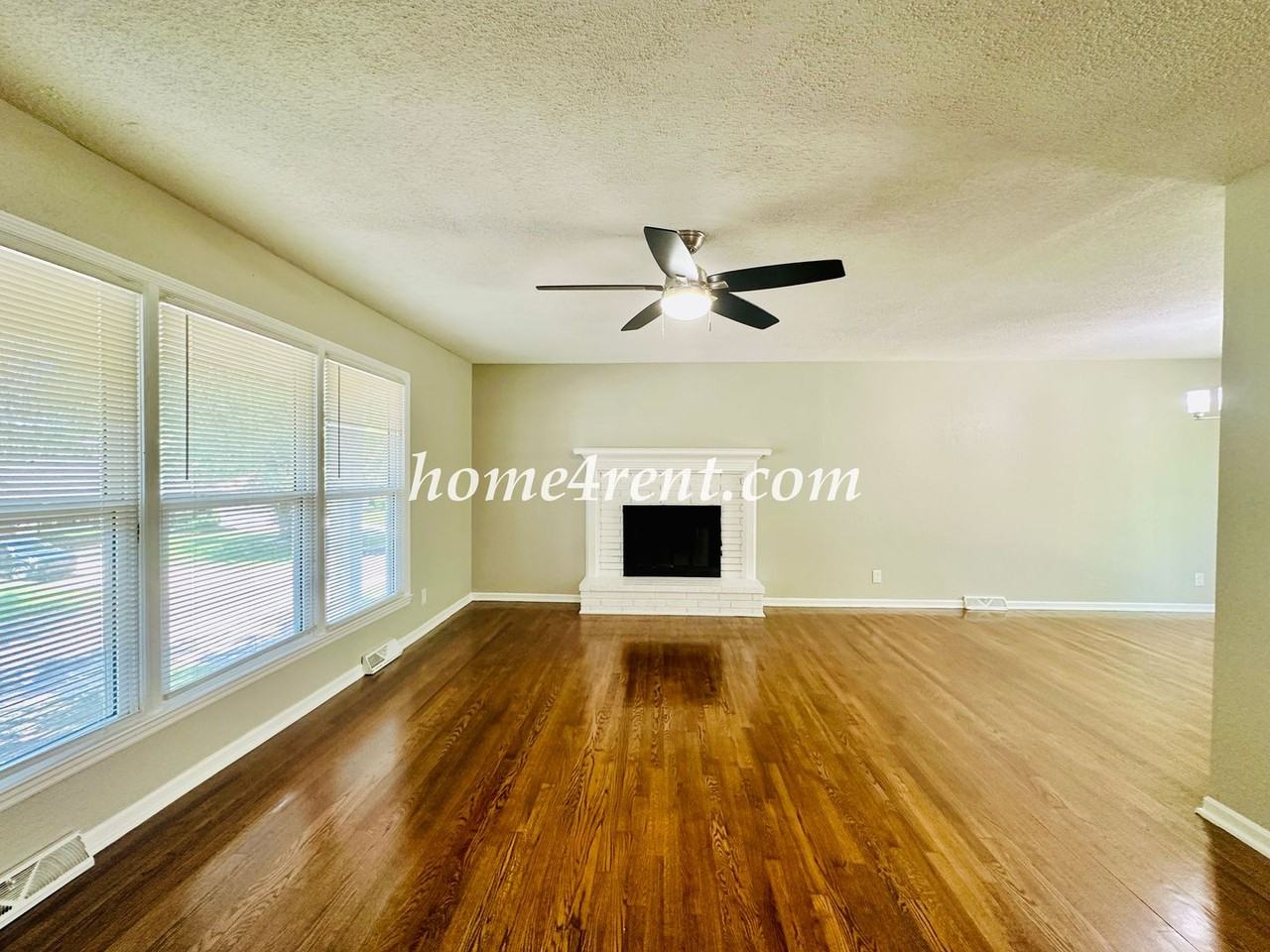 7421 Hardy Ave - Photo 5 of 43