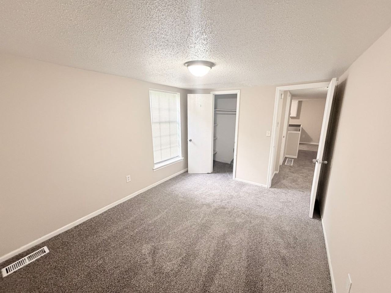 806 1/2 E Devon St - Photo 5 of 8
