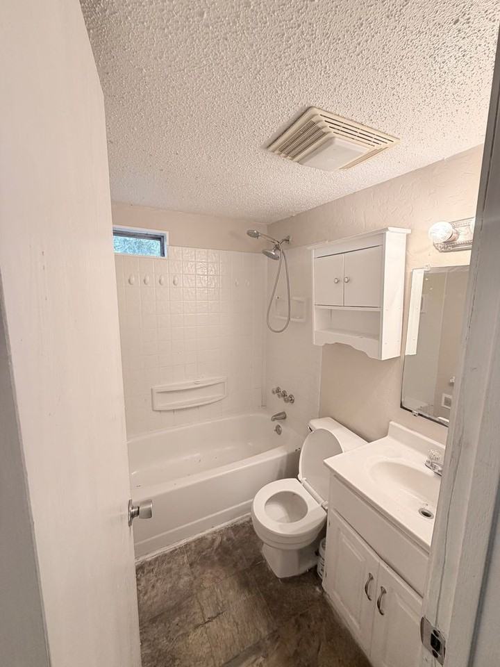 806 1/2 E Devon St - Photo 7 of 8