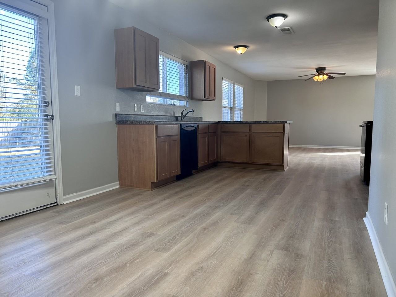 379 Jasmine Dr - Photo 5 of 30