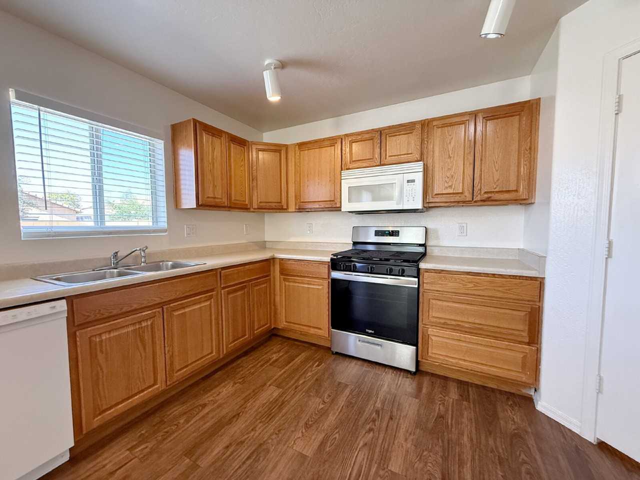 6036 W Wood St - Photo 4 of 45
