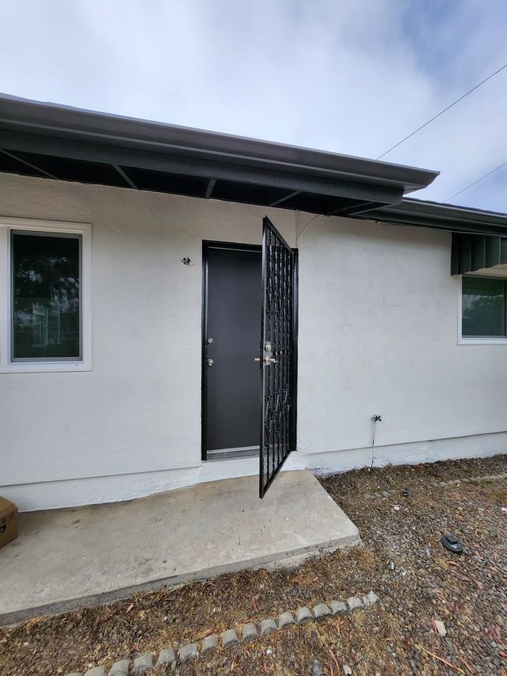 3035 E St - Photo 2 of 11