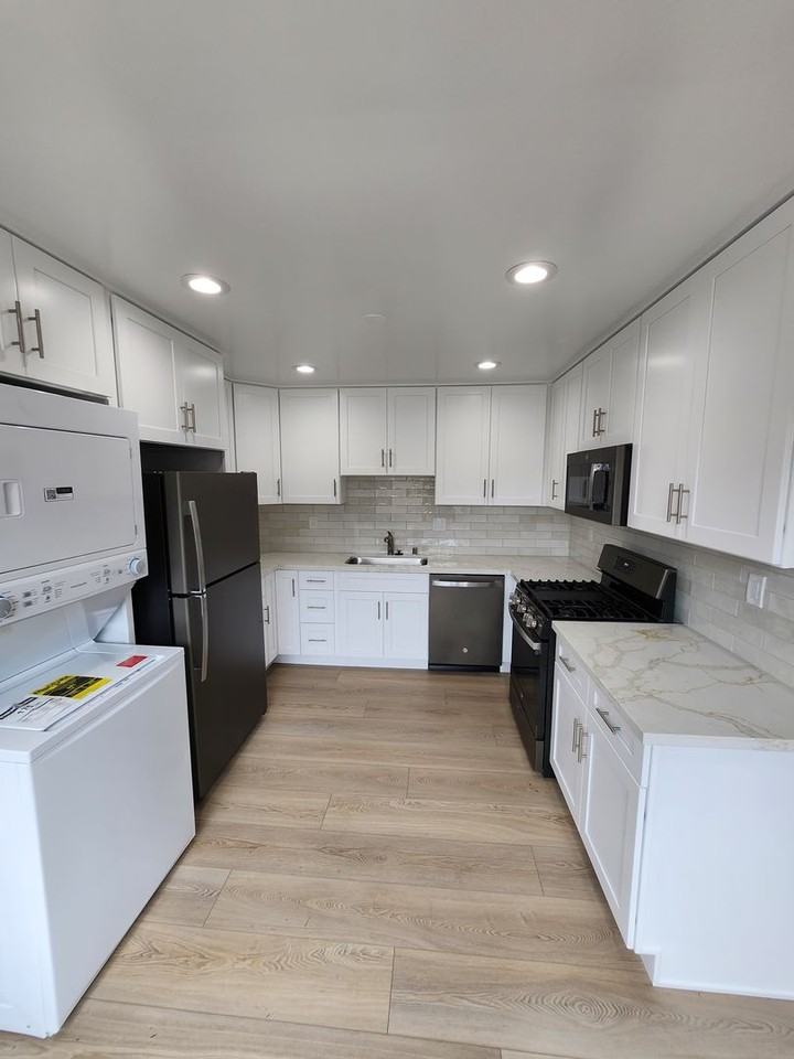 3035 E St - Photo 6 of 11