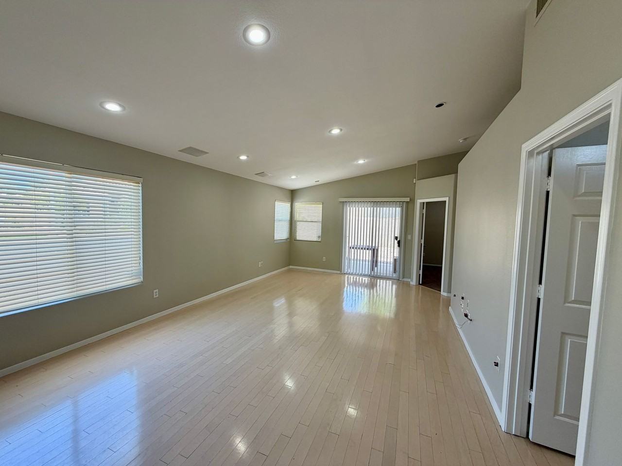 276 Heatherstone St - Photo 2 of 50