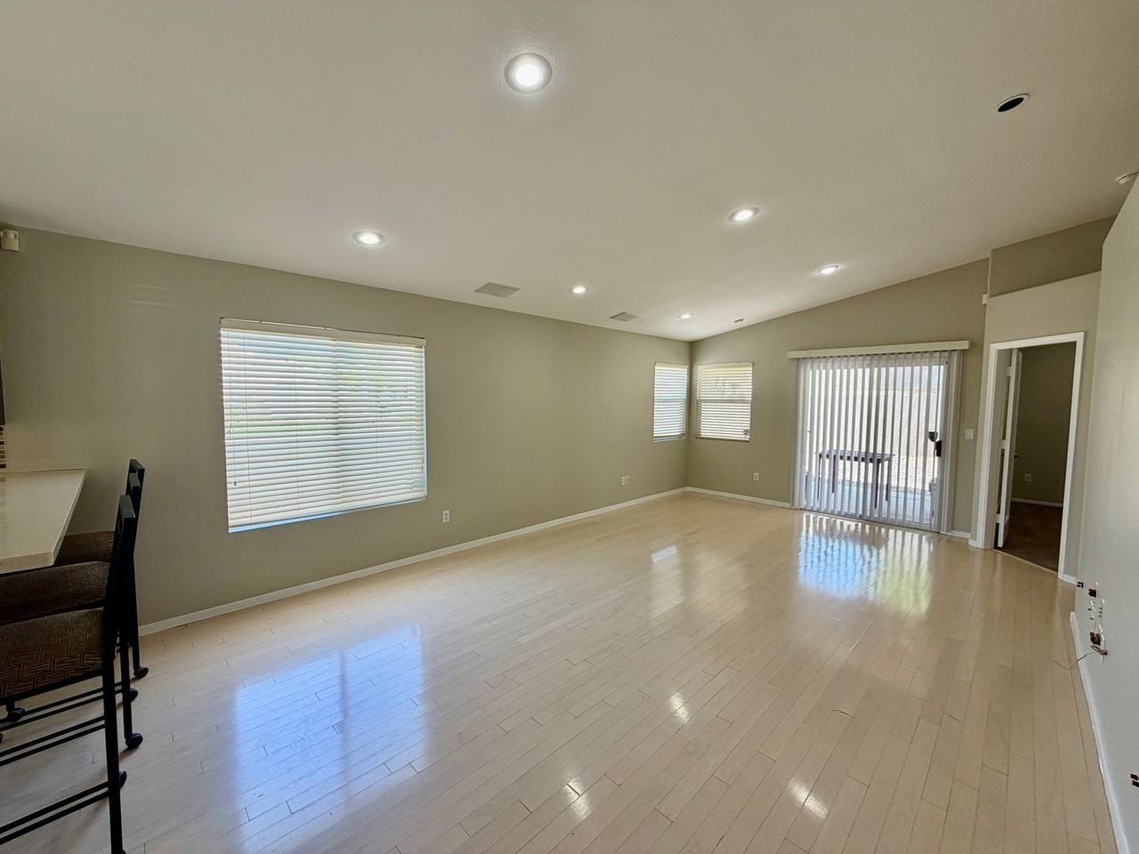 276 Heatherstone St - Photo 3 of 50