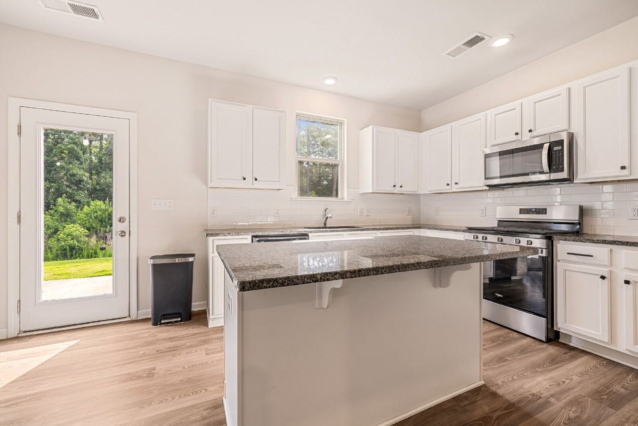 2216 Sussex Rd - Photo 7 of 29