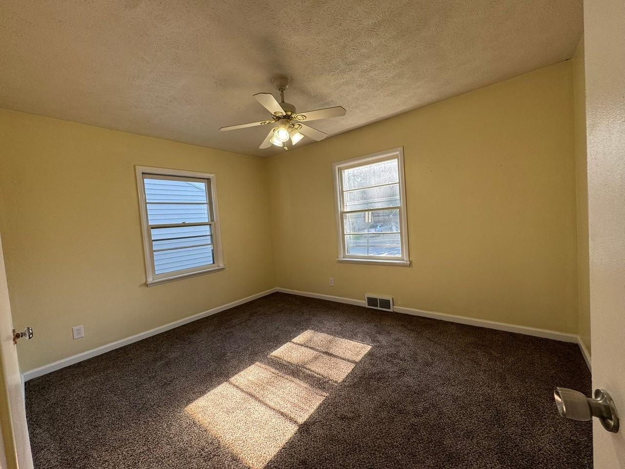 1127 Lodge Ave - Photo 3 of 11