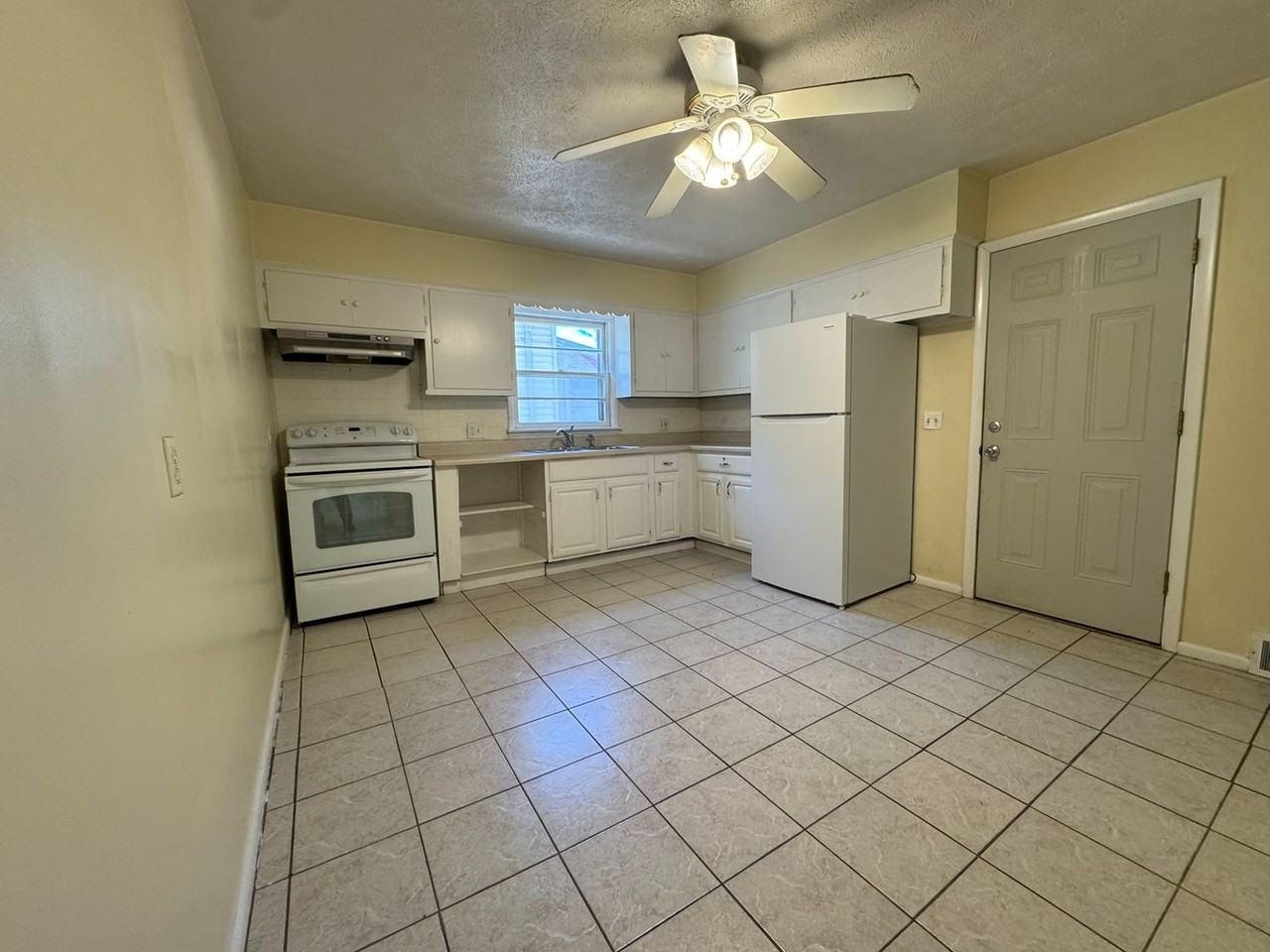 1127 Lodge Ave - Photo 5 of 11