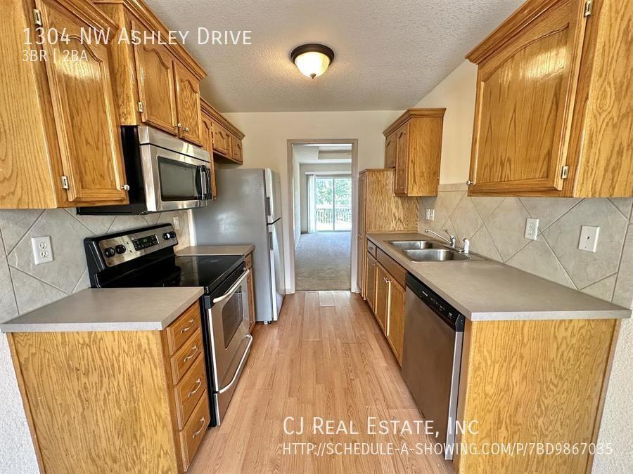 1304 Nw Ashley Dr - Photo 3 of 11