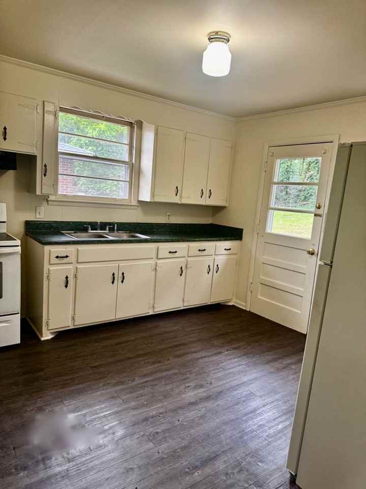 916 Virginia Ave - Photo 2 of 6
