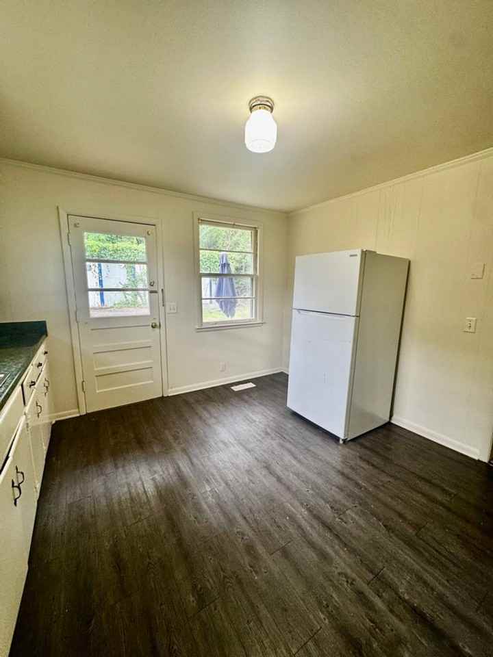 916 Virginia Ave - Photo 3 of 6