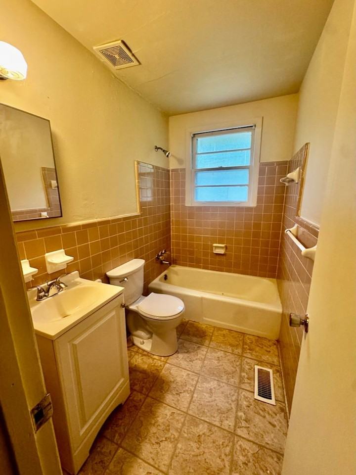 916 Virginia Ave - Photo 4 of 6