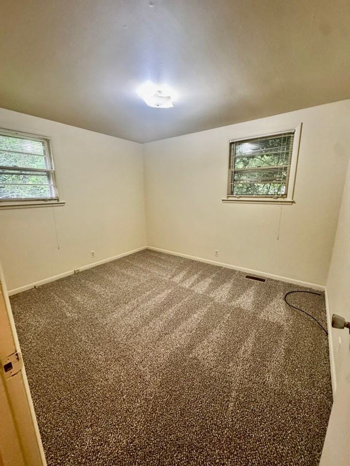 916 Virginia Ave - Photo 5 of 6