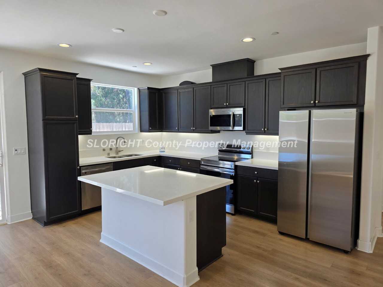 1028 Forest St - Photo 3 of 30