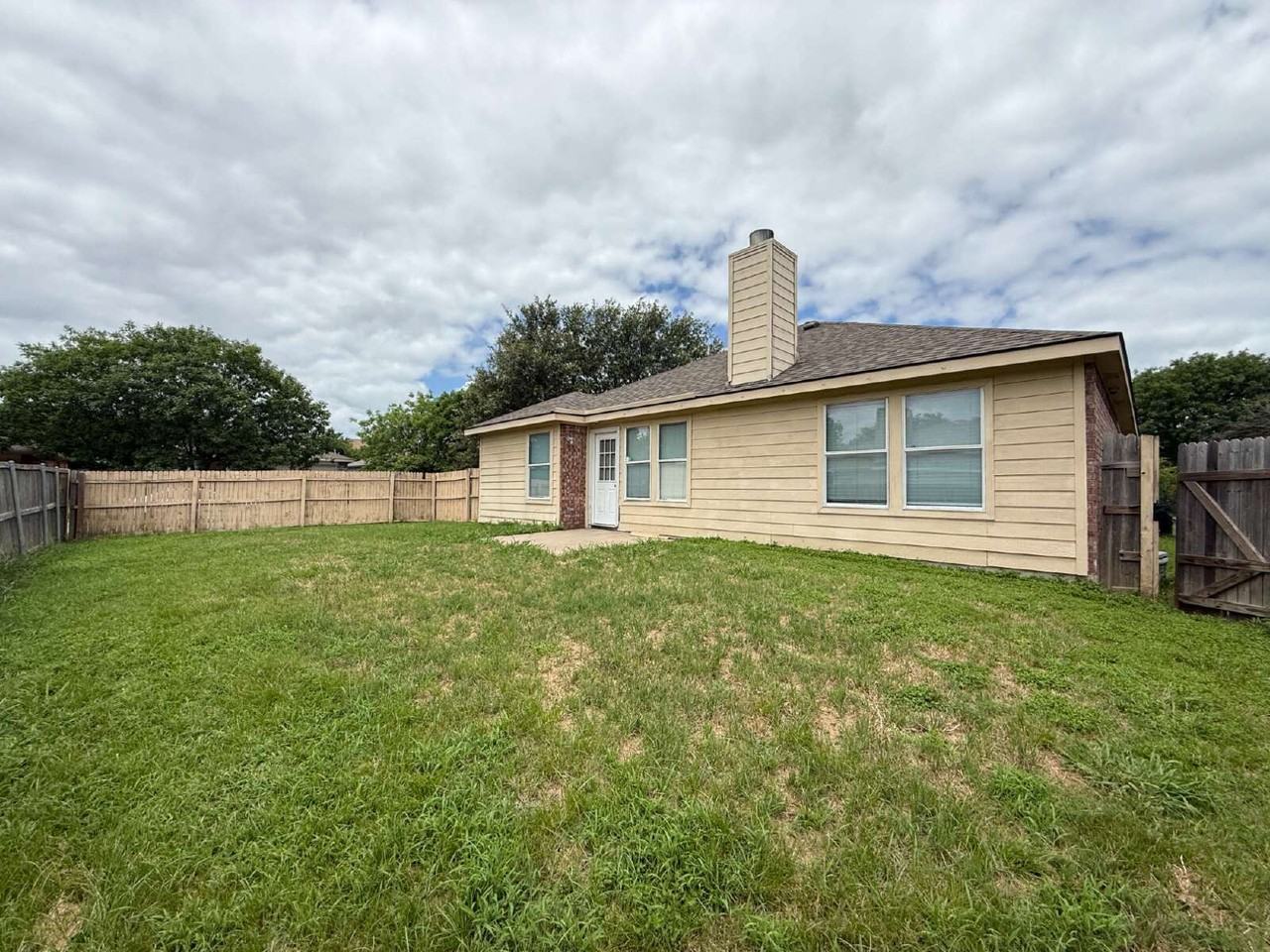 1100 Alexandria Dr - Photo 2 of 27