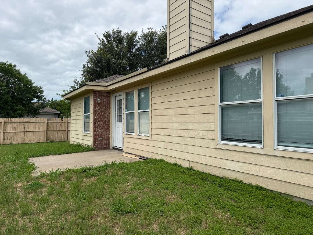 1100 Alexandria Dr - Photo 3 of 27