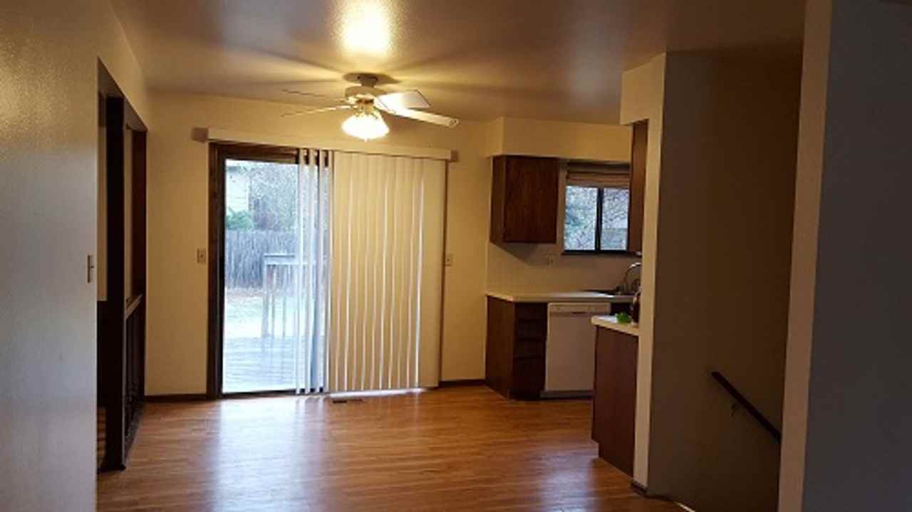 1506 Yount St - Photo 2 of 10