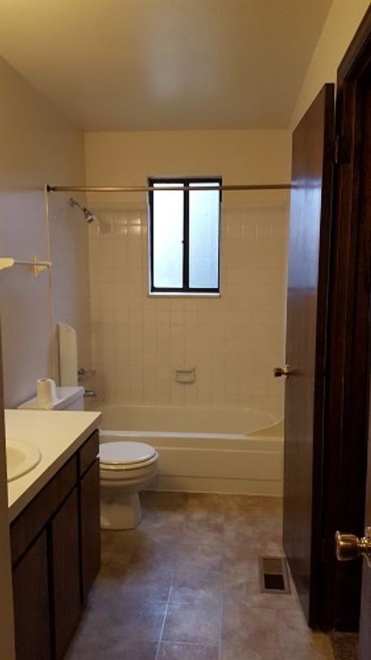 1506 Yount St - Photo 3 of 10