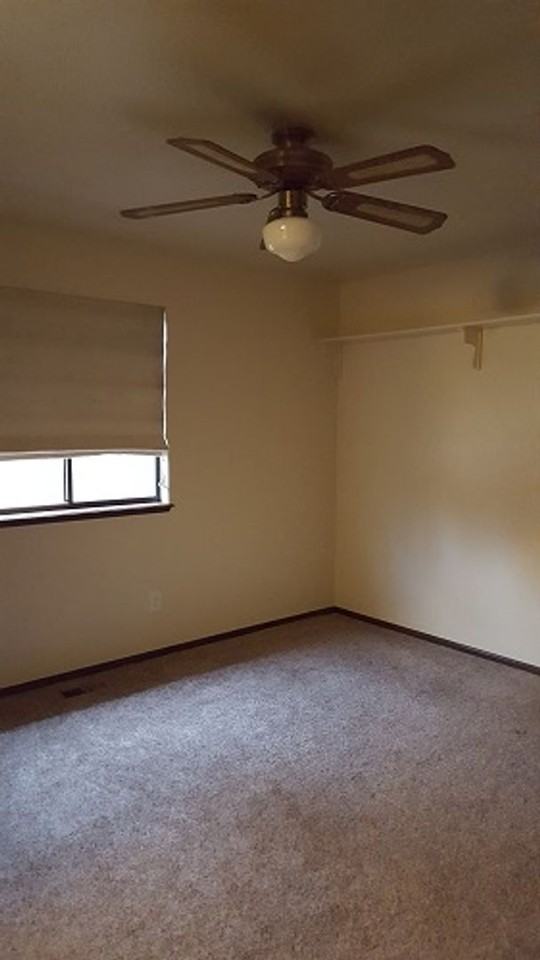 1506 Yount St - Photo 6 of 10