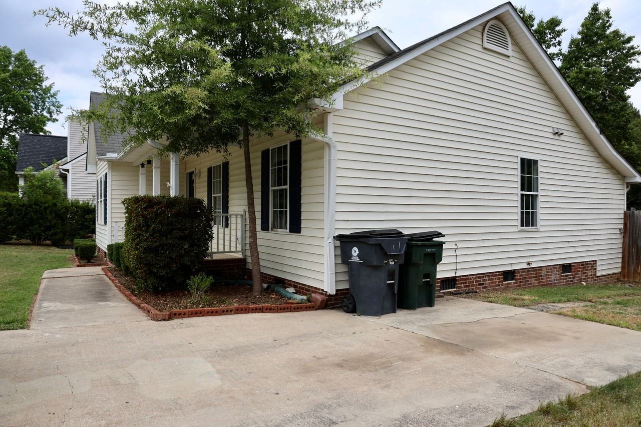 903 Delham Rd - Photo 2 of 27