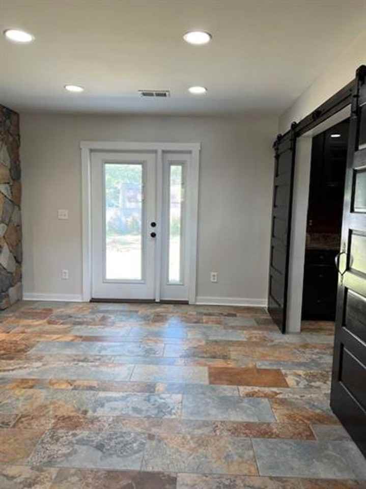 1009 Kenningston St - Photo 5 of 28