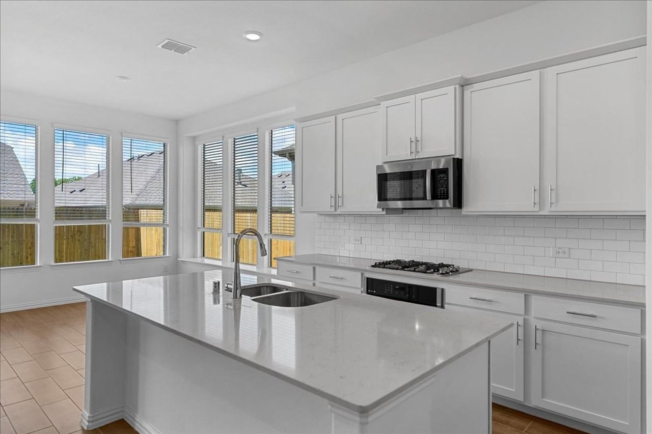 812 Morwenna Rd - Photo 5 of 40