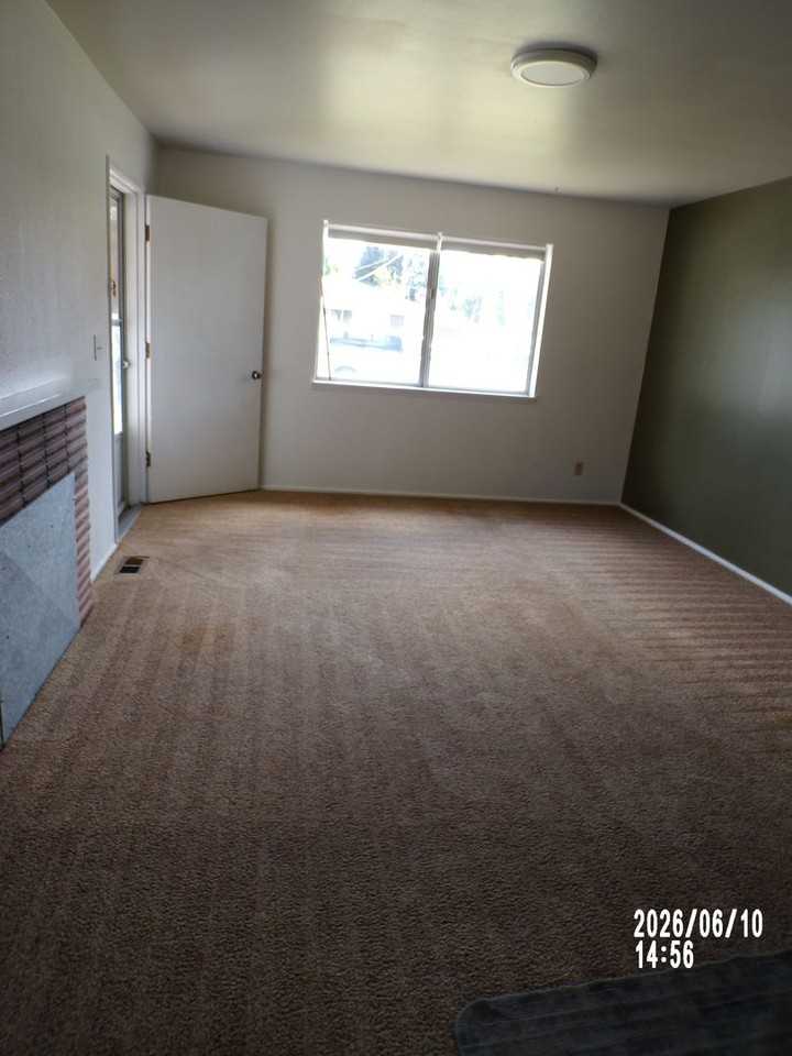 325 Se Bridgeway Ave - Photo 4 of 13