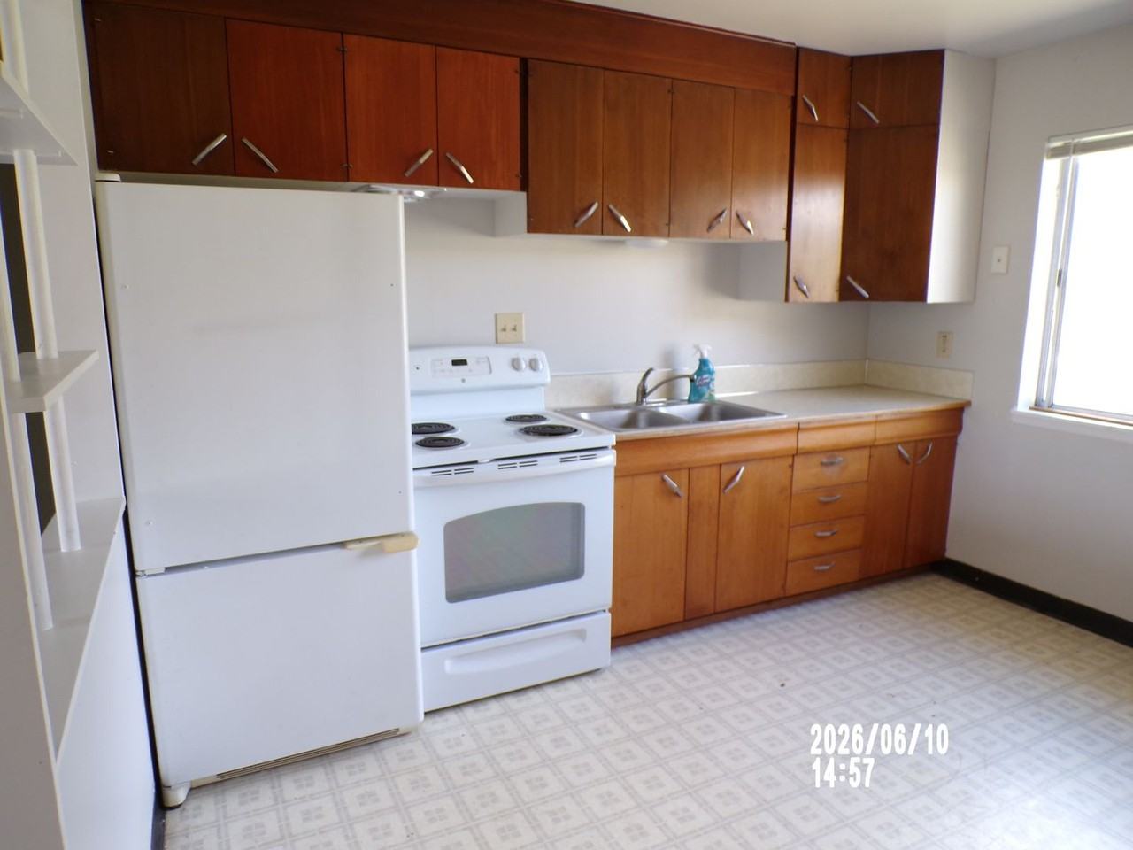 325 Se Bridgeway Ave - Photo 6 of 13