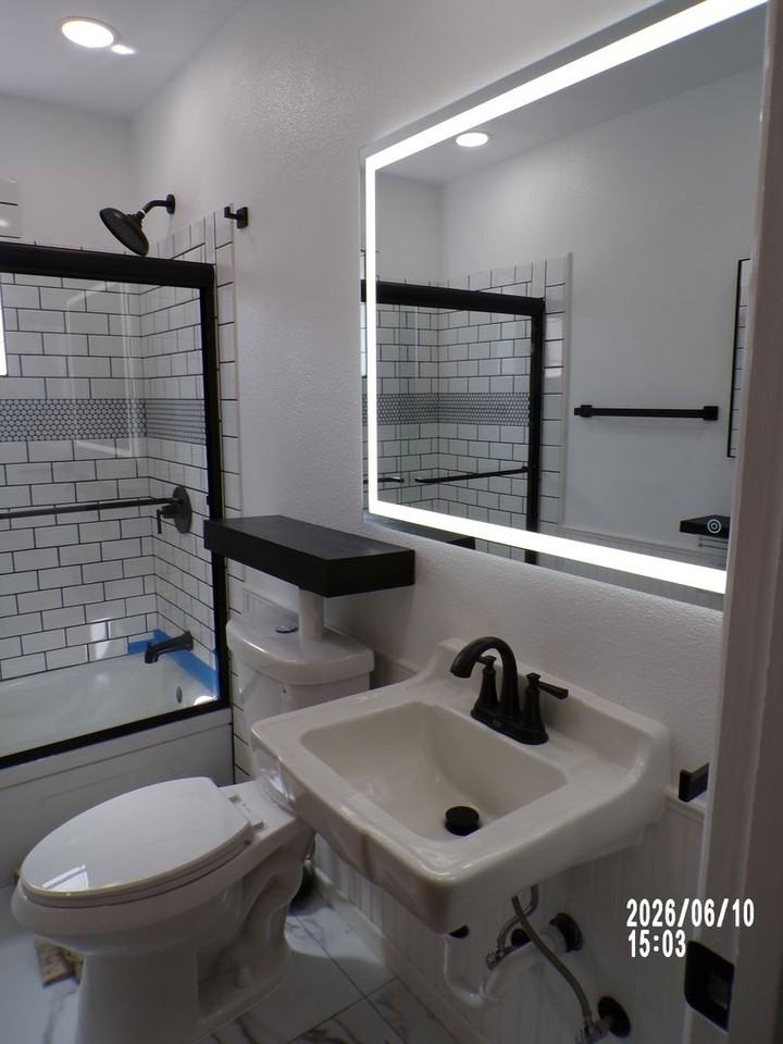 325 Se Bridgeway Ave - Photo 3 of 13