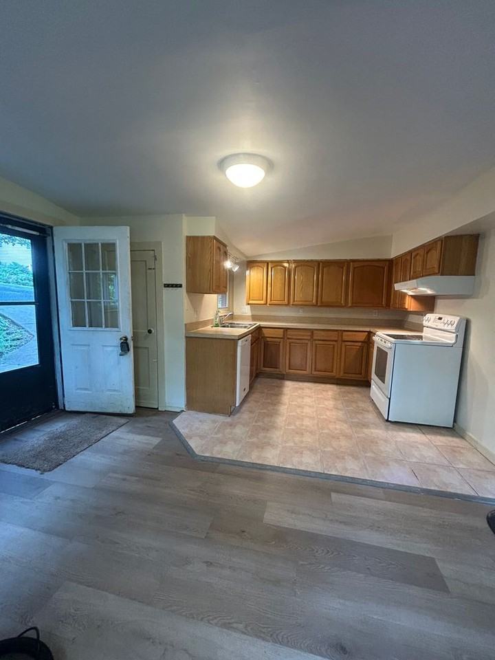 5683 Creekview Rd - Photo 4 of 27