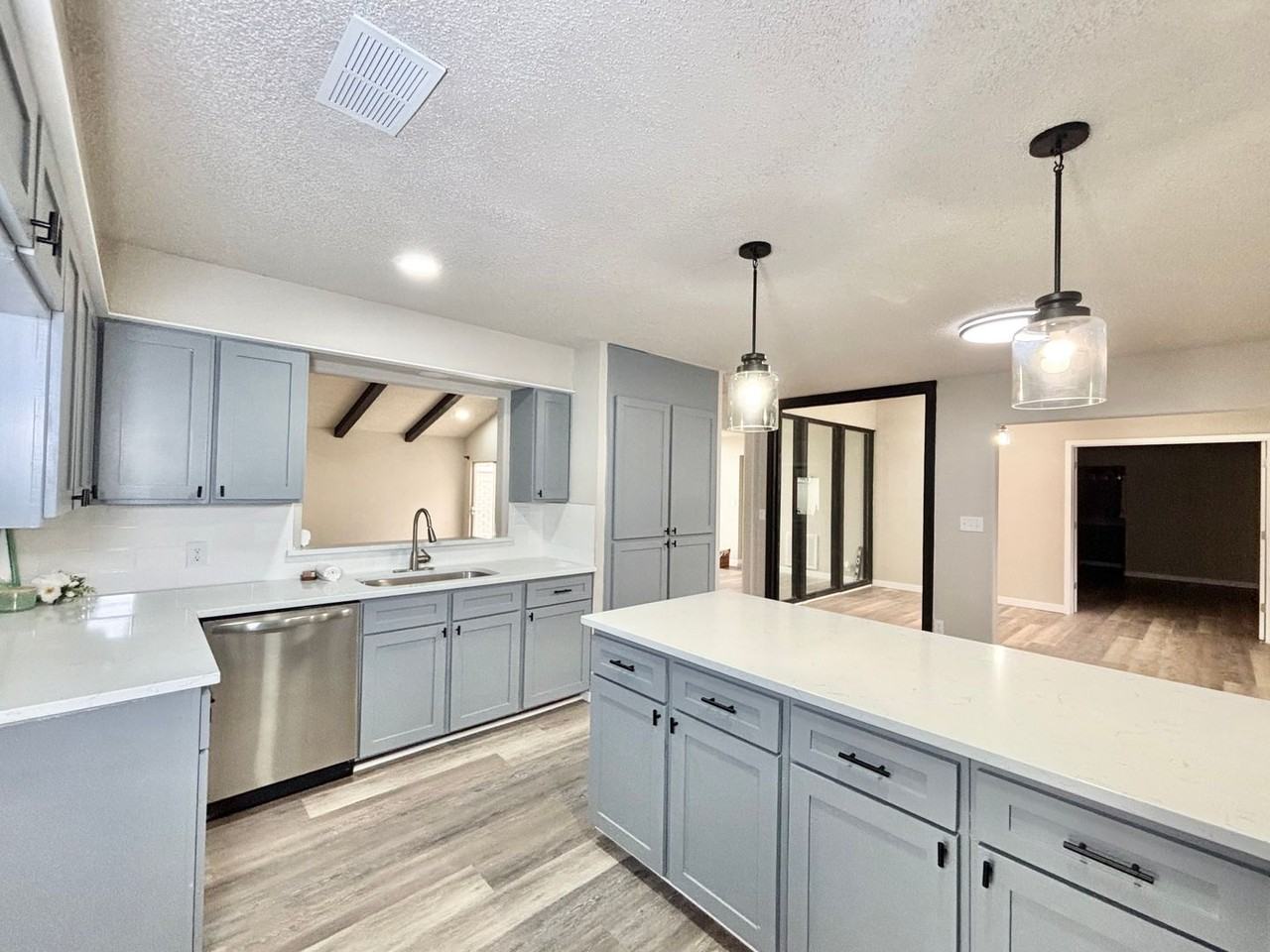 5202 Metcalf - Photo 6 of 30