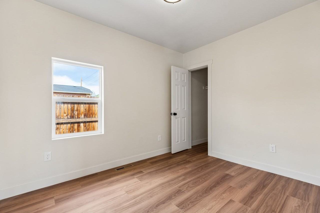 1285 S Irving St - Photo 5 of 10