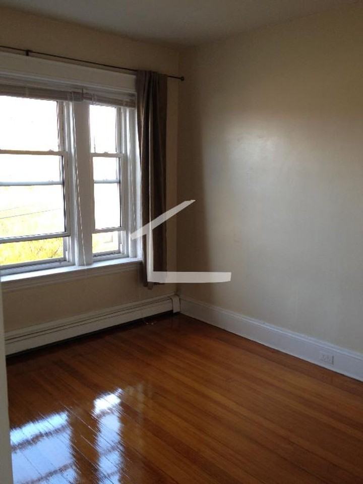 190 Winthrop Rd - Photo 2 of 20