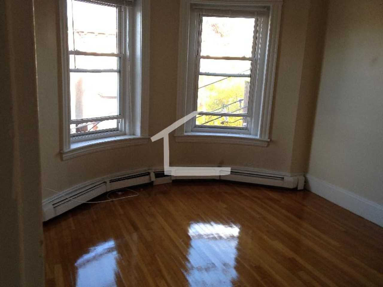 190 Winthrop Rd - Photo 5 of 20