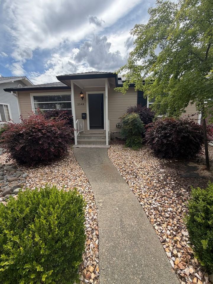 2548 52nd St - Photo 2 of 25