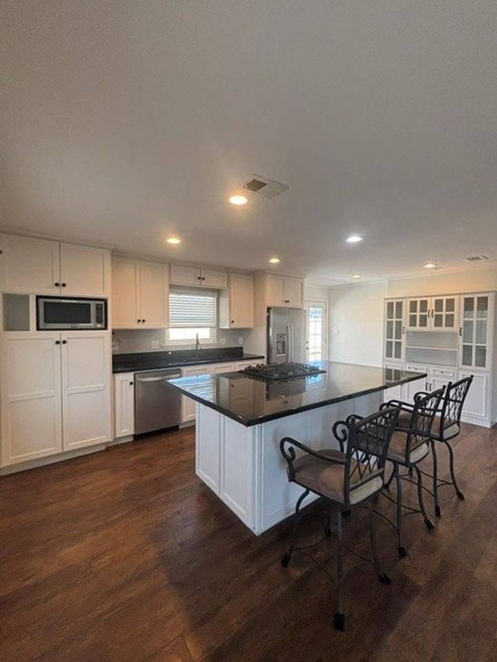 1201 Russ Ct - Photo 2 of 13