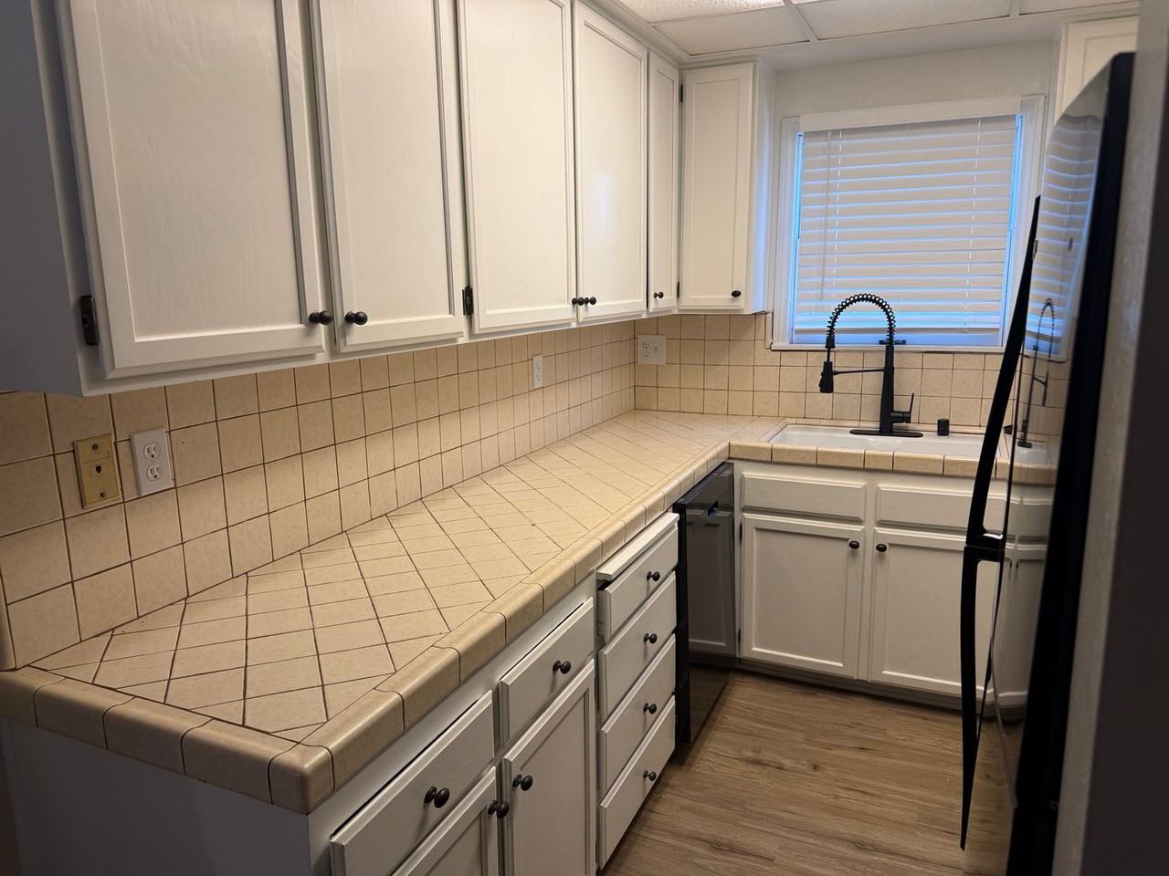 325 N Vermont Ave - Photo 7 of 11