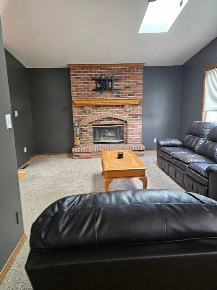 704 S Lawrence Way - Photo 3 of 15