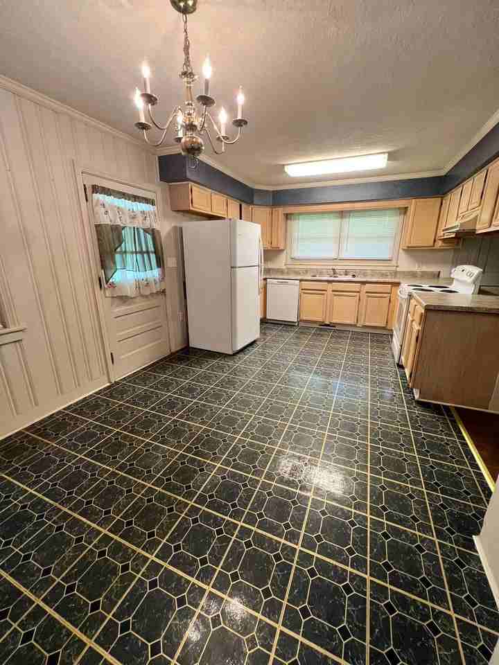 401 Shannon Way - Photo 2 of 12