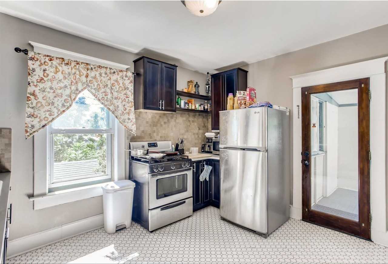 237 Coffman St - Photo 5 of 26