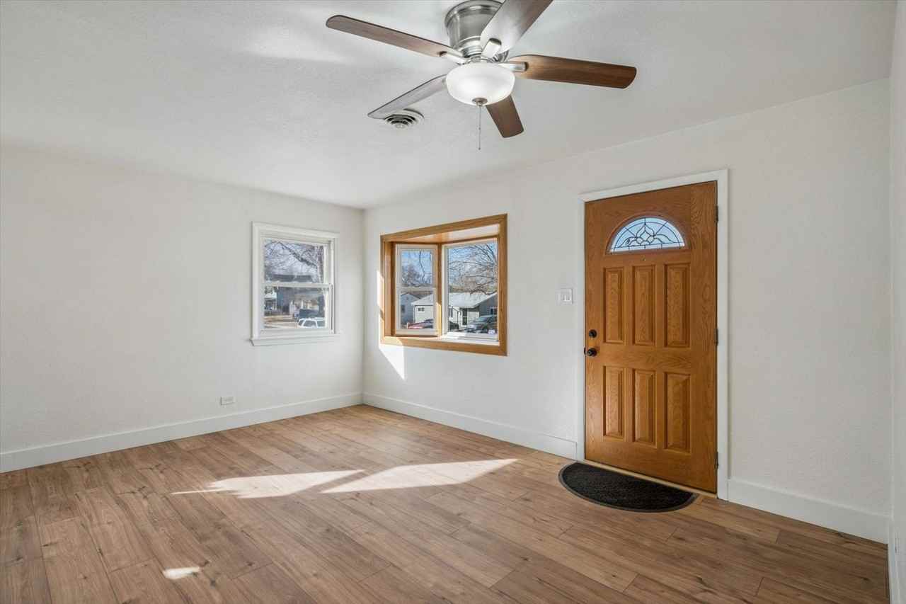 936 Meade St - Photo 3 of 21