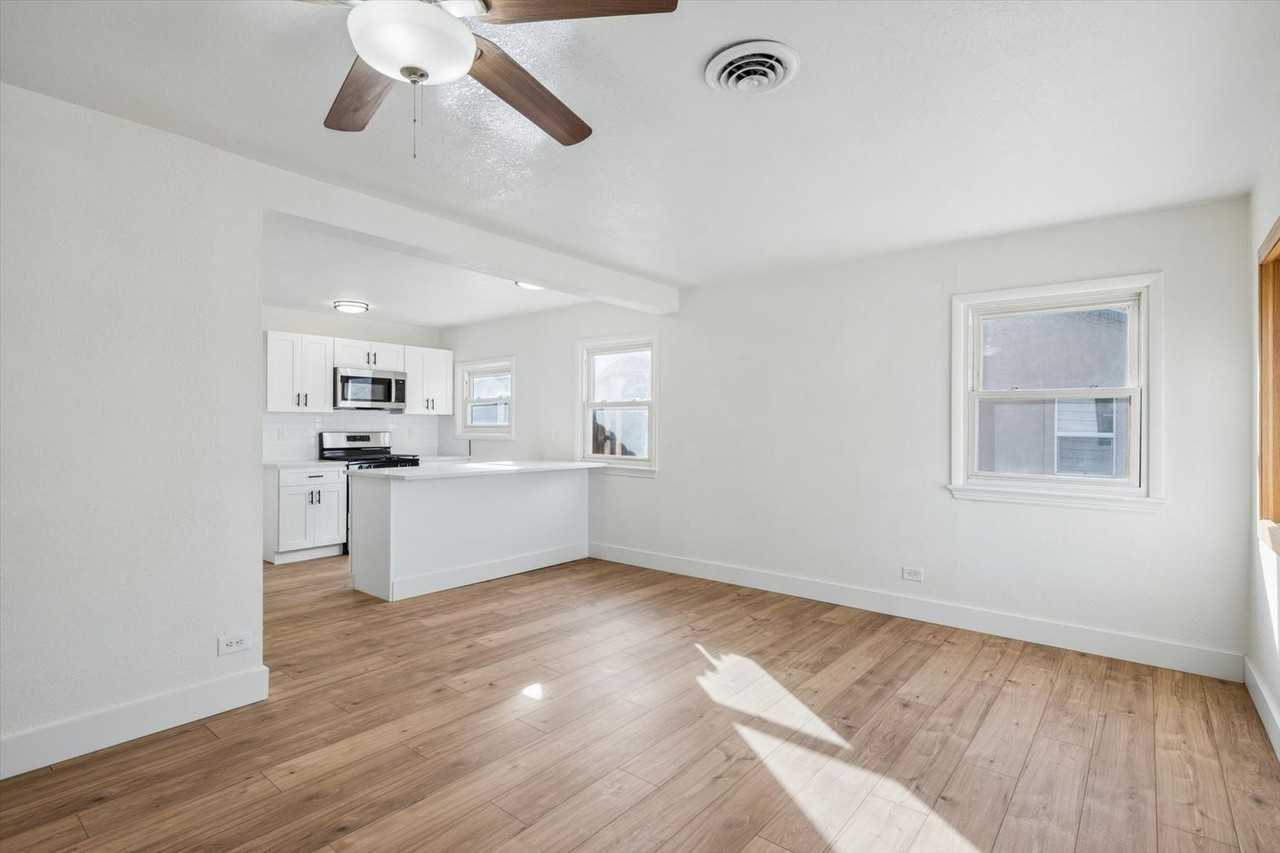 936 Meade St - Photo 4 of 21