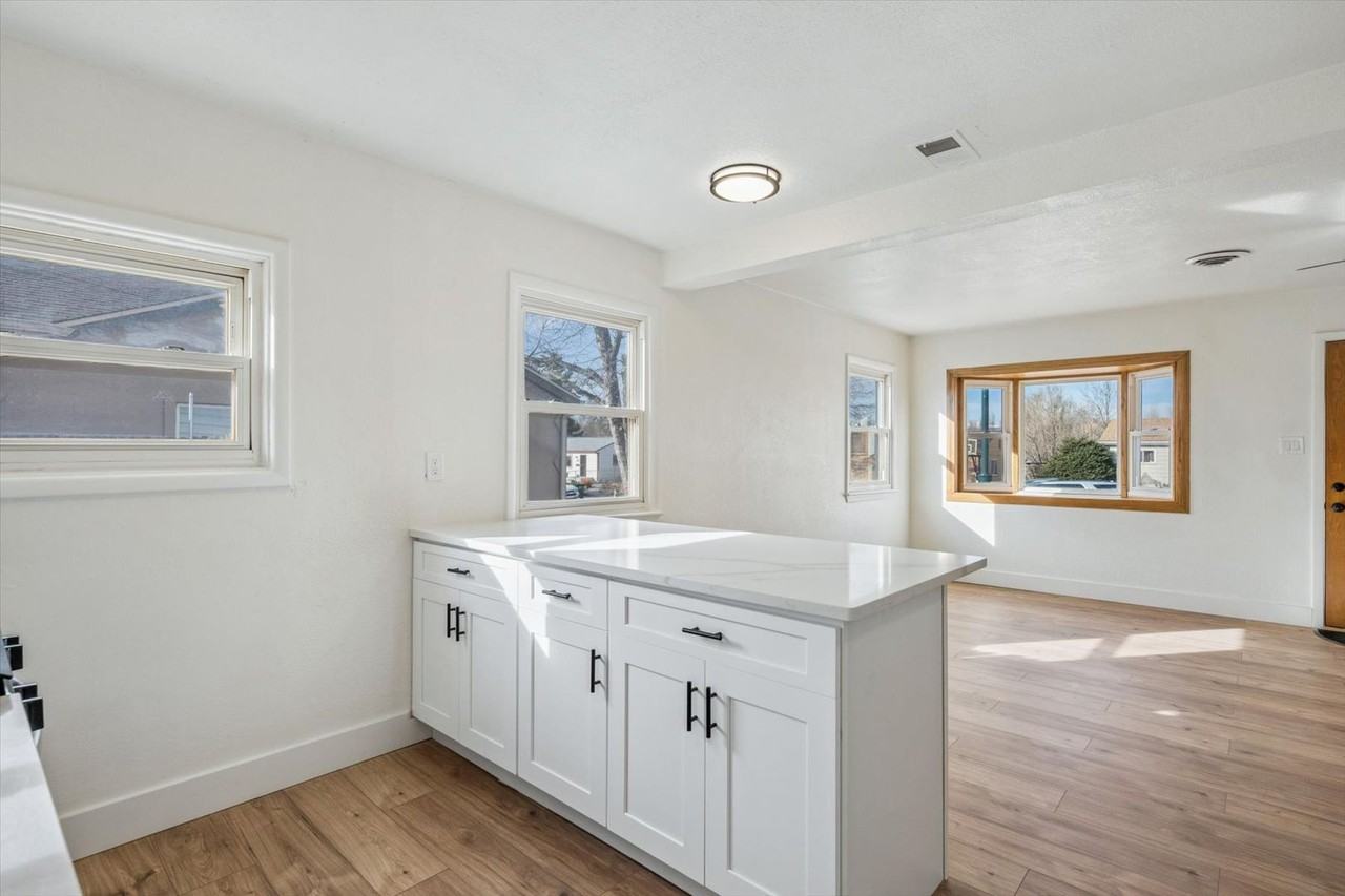 936 Meade St - Photo 7 of 21