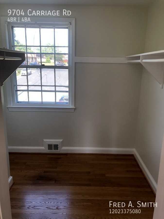 9704 Carriage Rd - Photo 4 of 23