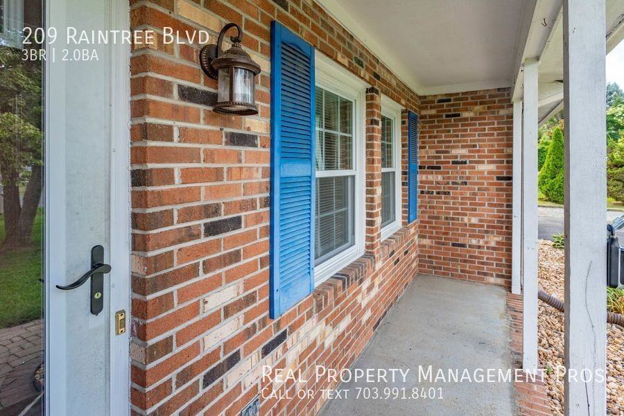 209 Raintree Blvd - Photo 5 of 48