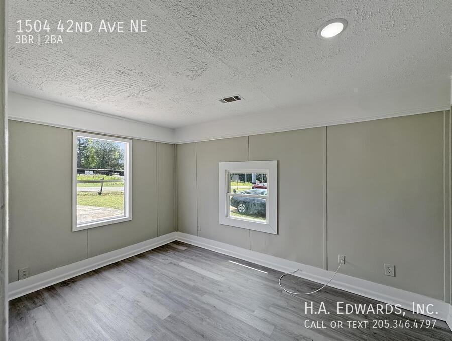 1504 42nd Ave Ne - Photo 4 of 17