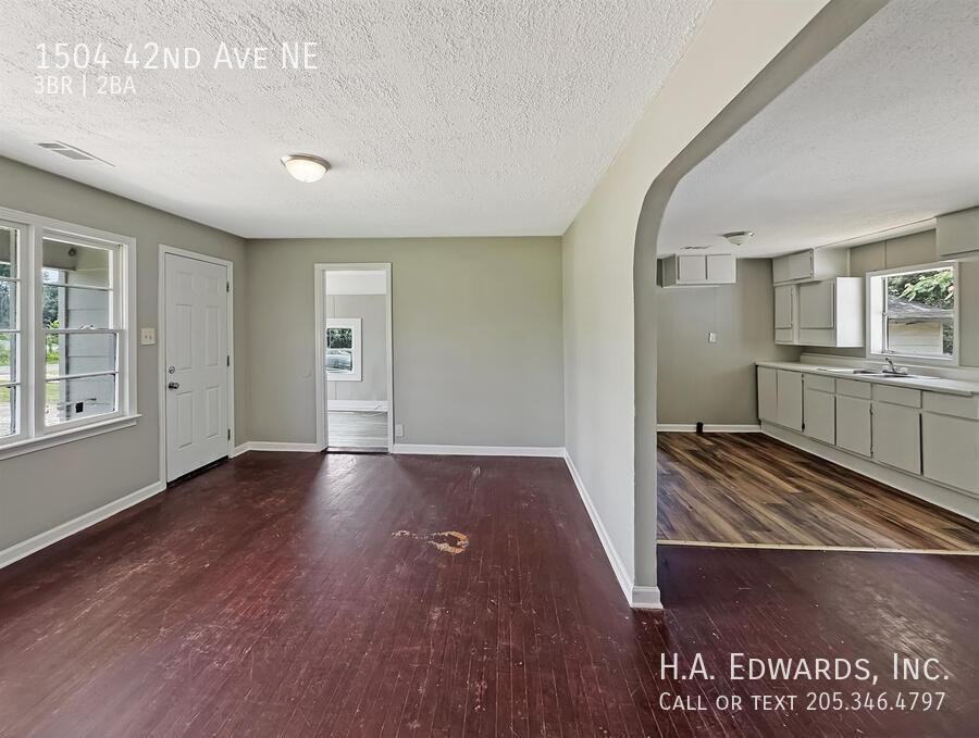 1504 42nd Ave Ne - Photo 5 of 17