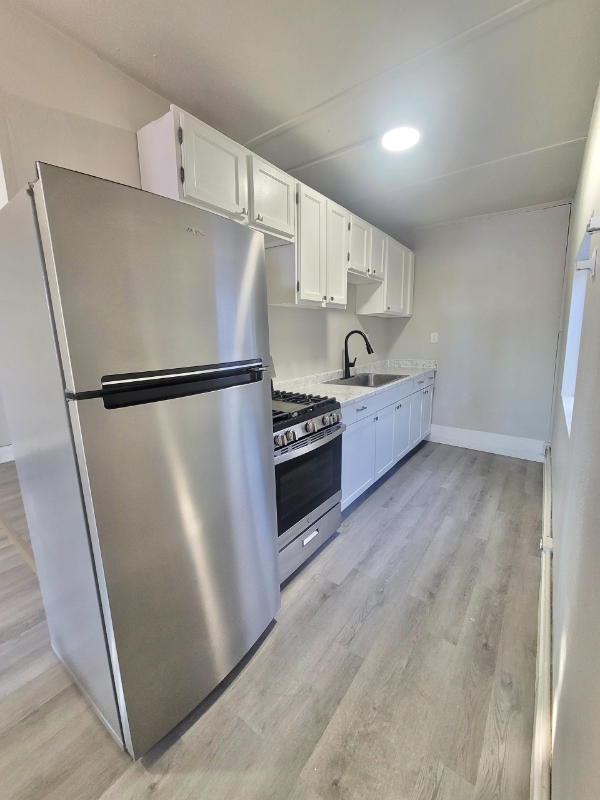 1025 W 17th St - Photo 3 of 7