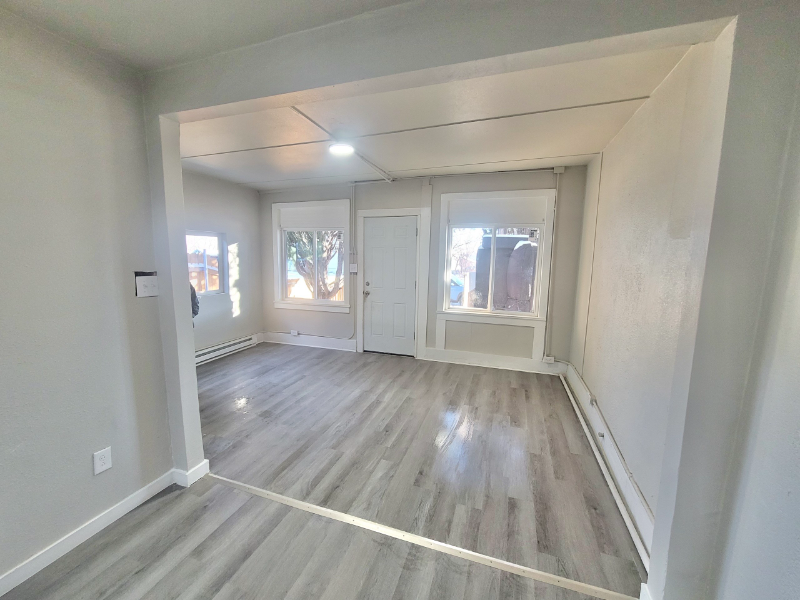 1025 W 17th St - Photo 4 of 7