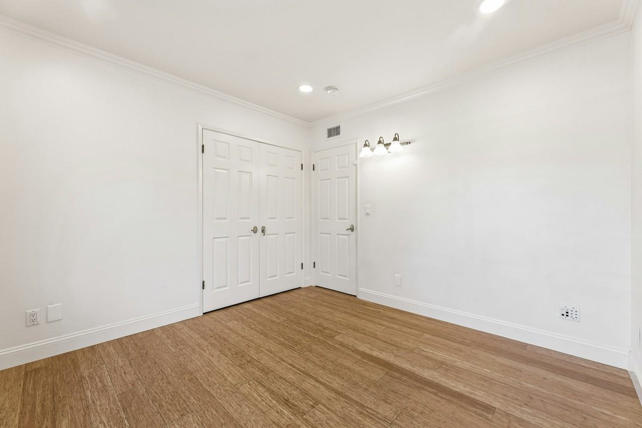 20305 Aetna Street - Photo 4 of 36